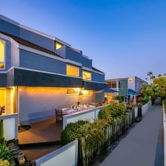 Location Location! Steps to beach, parking