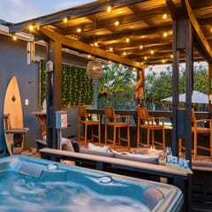 Tiki Hut - Hot Tub, Indoor-Outdoor Entertainment