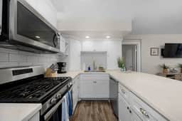 Cozy & Chic 2br Retreat In Mission Beach - Image 3
