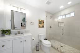 Sophisticated Comfort 2BR Condo w/ Parking - Image 5