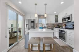 Stunning Ocean Views Rooftop Deck w/ Parking - Image 3