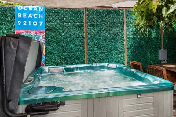 Avocado Hut- HOT TUB, free parking - Image 1