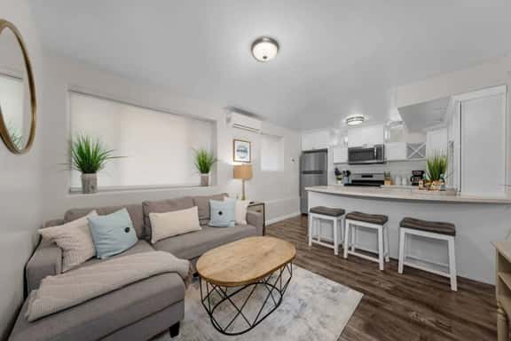 Cozy & Chic 2br Retreat In Mission Beach - Image 1