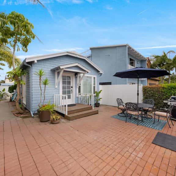 Blue Sky Bungalow - Image 1