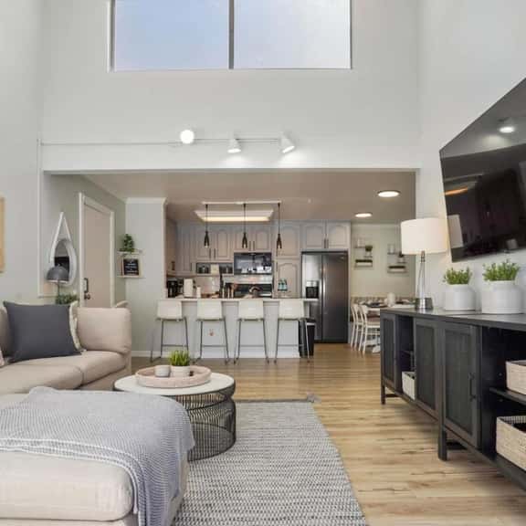 Relaxing Homey-Bright & Spacious - Image 1