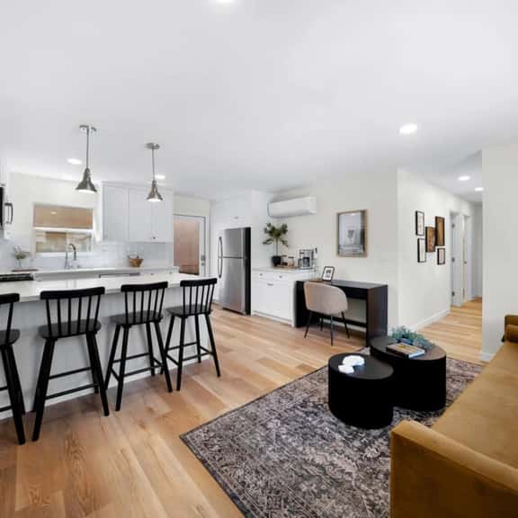 Trendy Mission Hills Condo, Parking, Central - Image 1