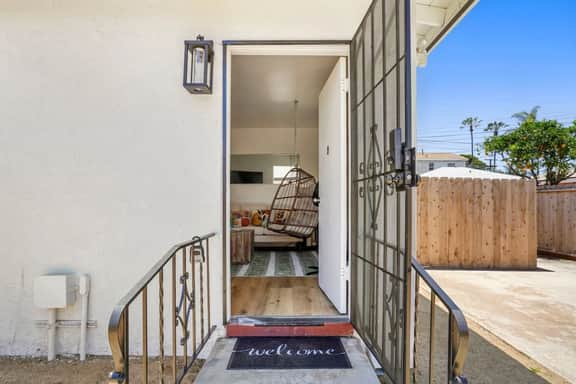 Breezy Ocean Beach Home, walkable, parking - Image 3