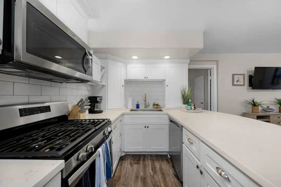 Cozy & Chic 2br Retreat In Mission Beach - Image 3