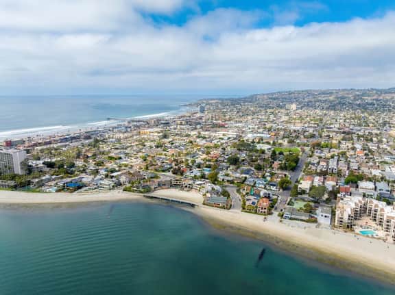 Luxurious Waterfront Escape, Bay Views - Image 2