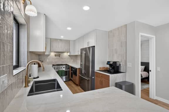 Modern Coastal Luxury, Ocean views, garage parking - Image 3