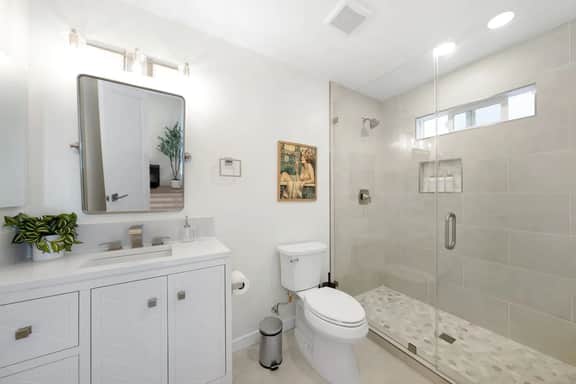 Sophisticated Comfort 2BR Condo w/ Parking - Image 5
