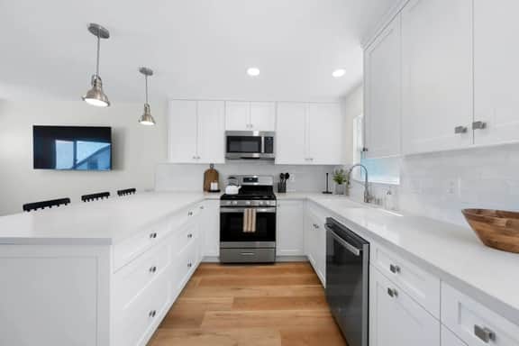 Sophisticated Comfort 2BR Condo w/ Parking - Image 2
