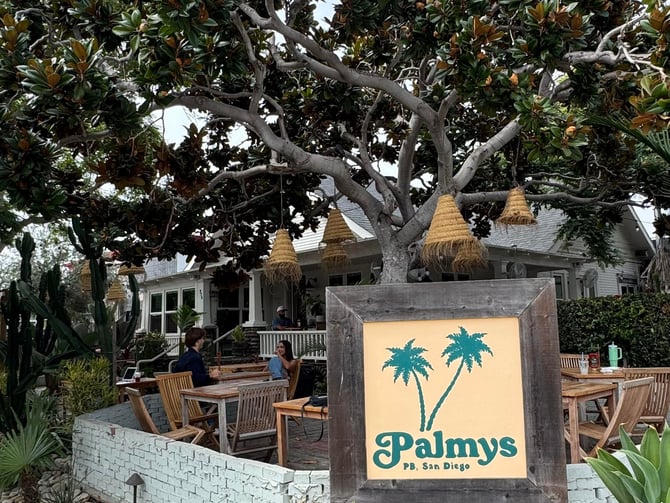 Palmy's casual beachside dining with outdoor tables in Pacific Beach