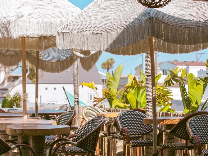 Molly's bar and grill casual dining and drinks on Mission Beach boardwalk